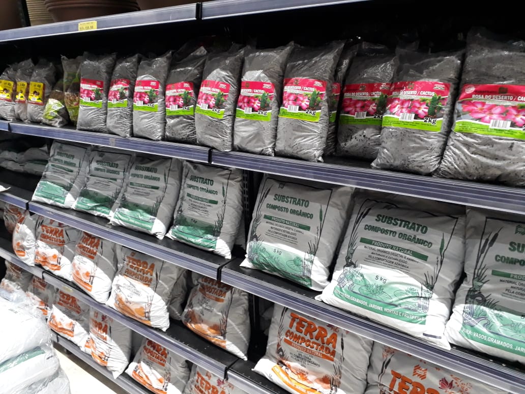 Terra Compostada, Substrato Composto Orgânico e Substrato Rosa do Deserto Way nas prateleiras de um supermercado em Manaus